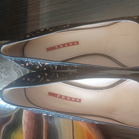 Prada Patent leather Laser Cut Floral Design Peekaboo Heel - Picture 4 of 12